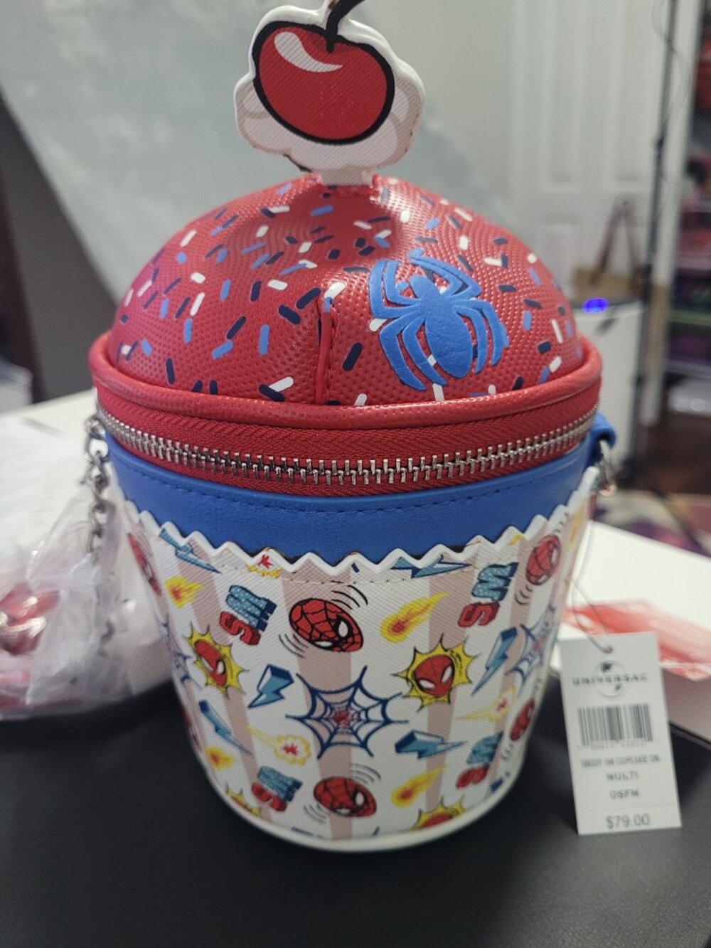 Marvel Spiderman Crossbody Cupcake Bag Zip Cherry Mini Danielle Nicole Brand New - Picture 2 of 9